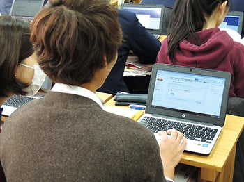 Chromebookを使い授業を受ける生徒